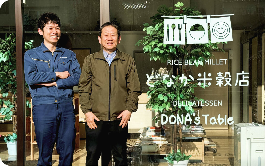 店舗正面にて社員2名が並んでいます。